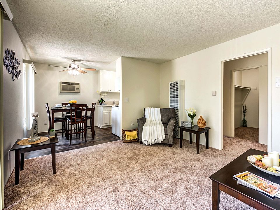 The Crossroads Apartment - Living Room
