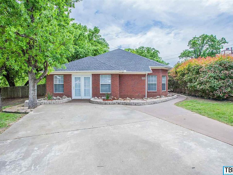 1st image of 904 Pin Oak Dr