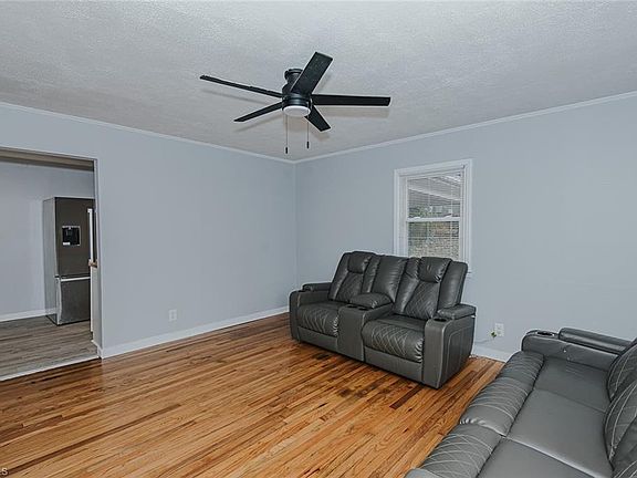 4th image of 1945 Hilldale Dr