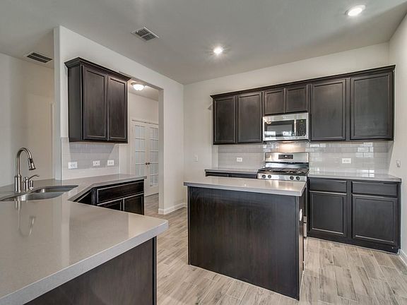 5th image of 409 Waterton Dr