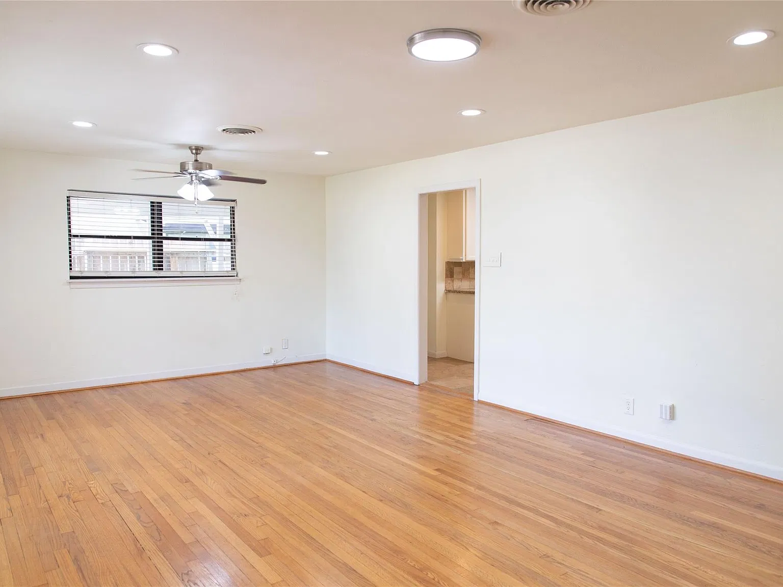 3 bed, 2.0 bath, 1579 sqft, $1,950 — Photo 4