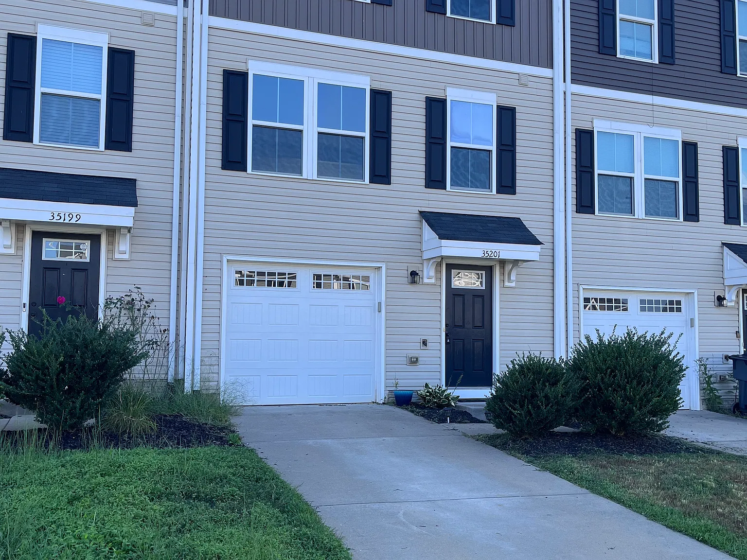 3 bed, 1220 sqft, $2,200 — Photo 3