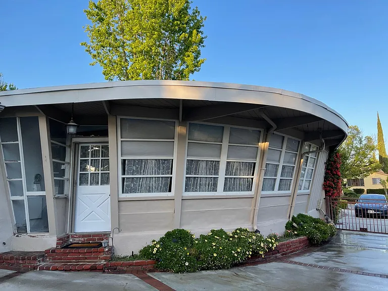 1085 Riviera Dr — Photo 2