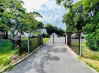 154 W 19th St, Huntington Station, NY 11746