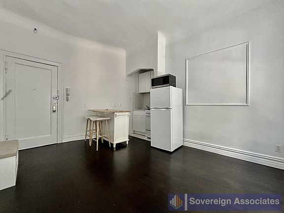 5th image of 52 Irving Pl #202