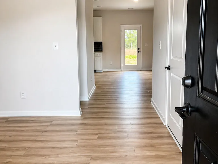 524 Lively Cres — Photo 2
