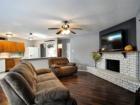 5th image of 723 Wandering Way Dr