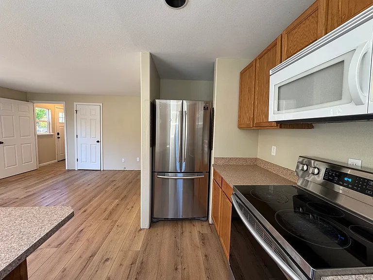 835 SW 10th St — Photo 8