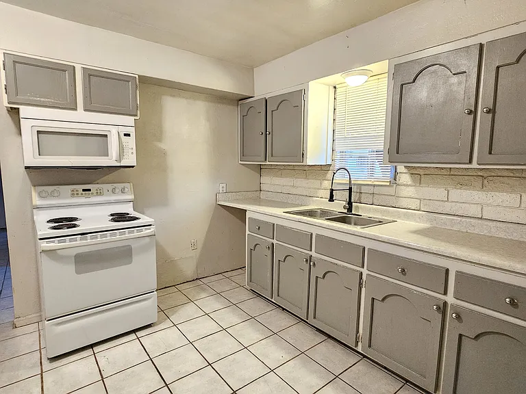 1820 W Wickieup Ln — Photo 11
