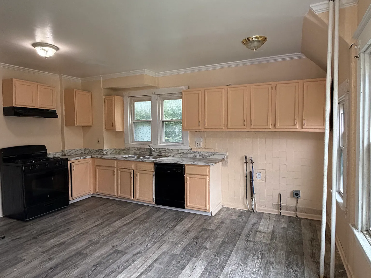 4 bed, 2212 sqft, $2,300 — Photo 4