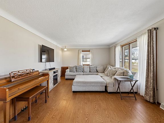 4th image of 313 SE 9th St