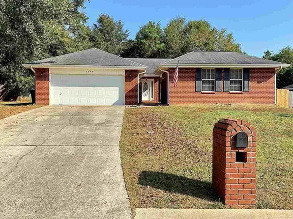 1548 Pelican Point Dr, Cantonment, FL 32533