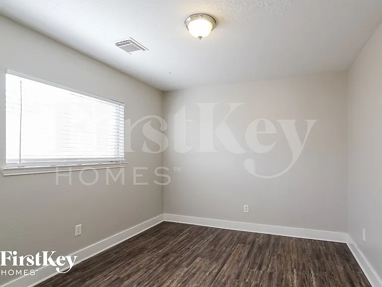 19214 Spruce Bough Ln — Photo 12