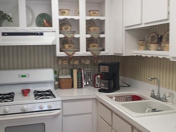 3rd image of 400 El Camino Dr APT 212