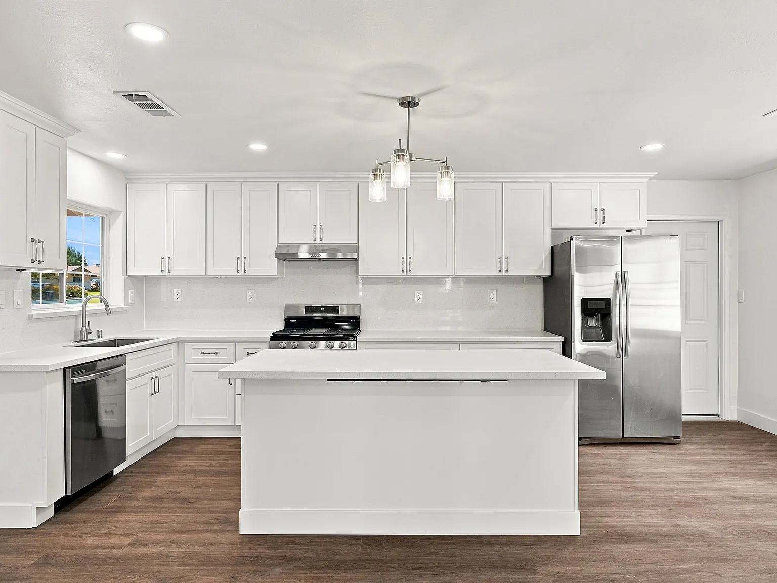 3 bed, 1400 sqft, $2,480 — Photo 4