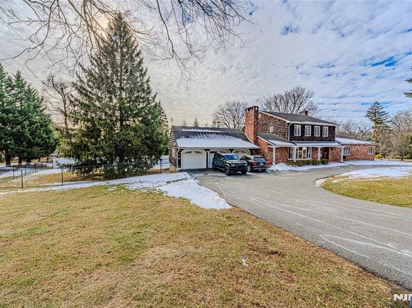 63 Colony Ave, Park Ridge, NJ 07656