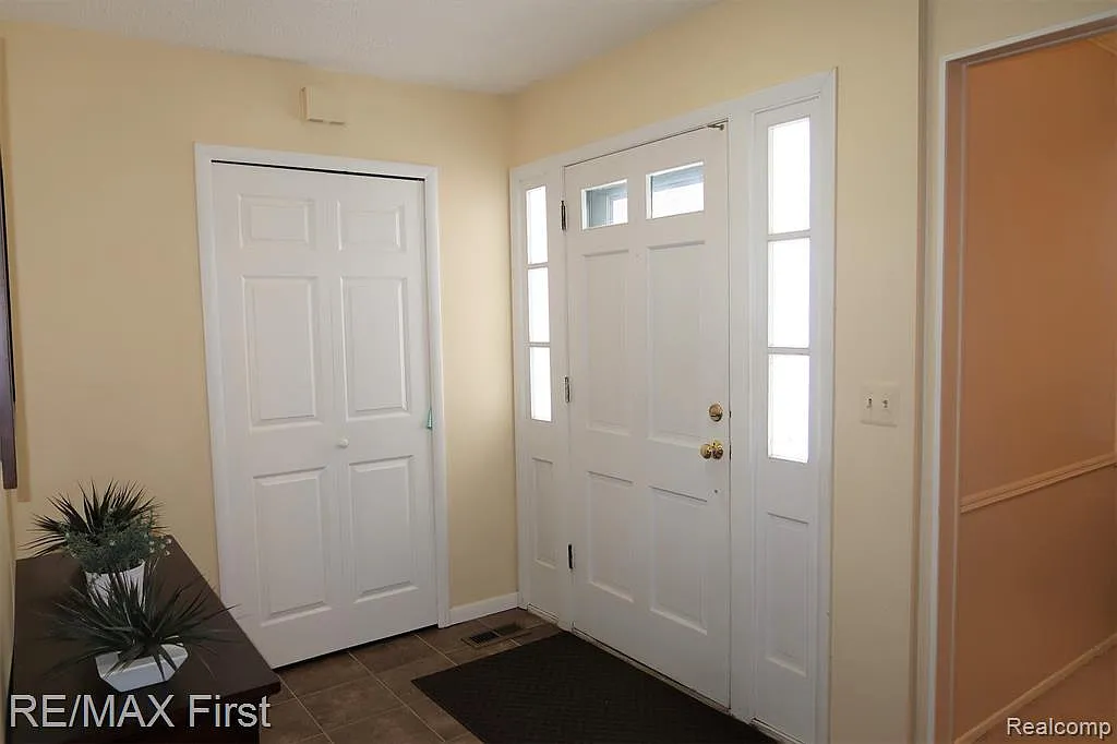 4 bed, 2.5 bath, 2171 sqft, $2,500 — Photo 2