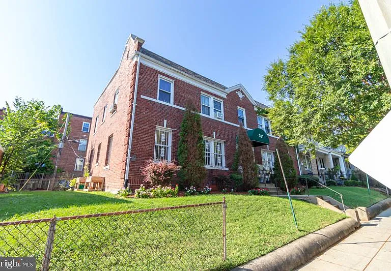 321 Adams St NE — Photo 2