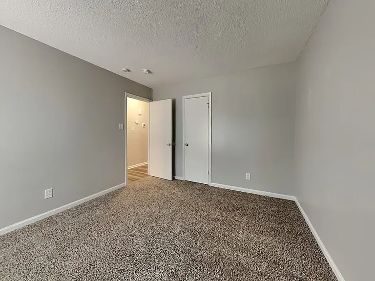 1106 Oakview Rd — Photo 5
