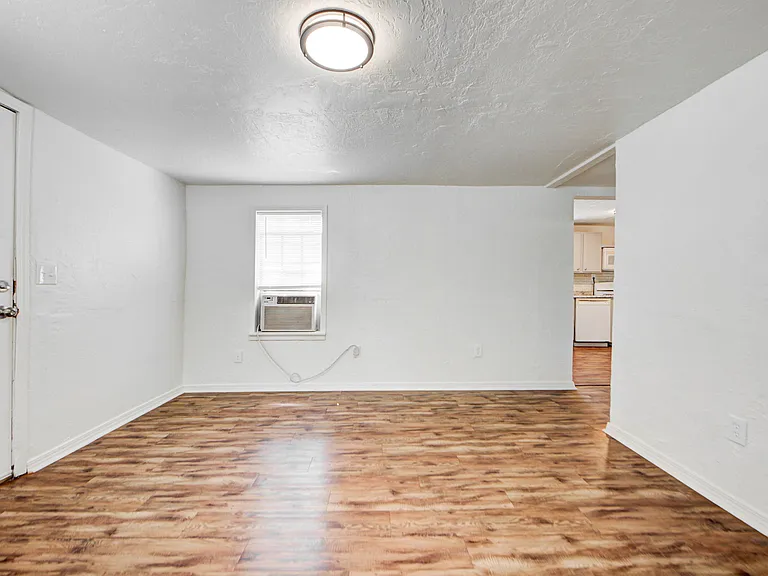 204 S Stewart Ave — Photo 5