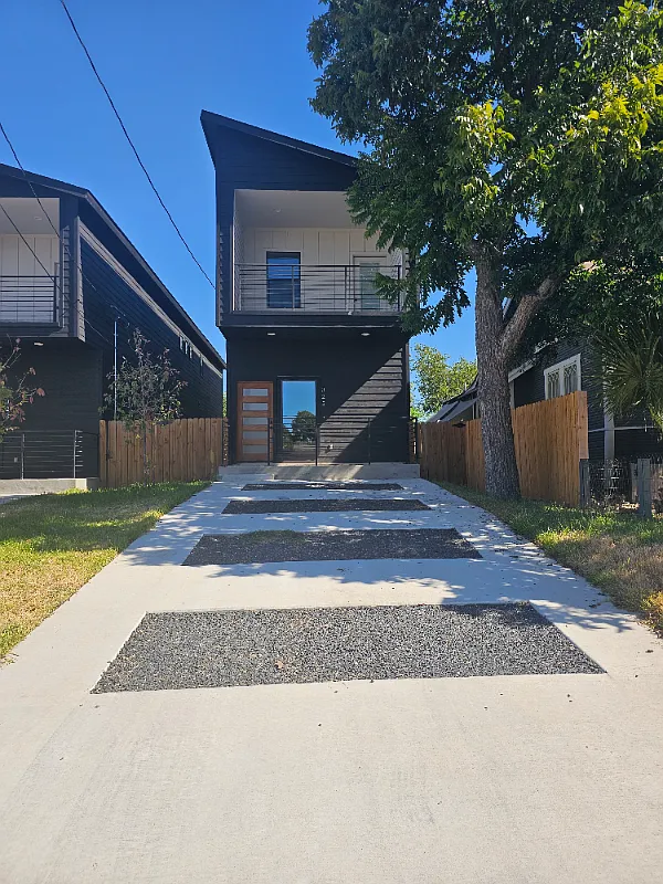 Modern 3BR/3.5BA Home with Fenced Yard & Balcony in San Antonio — Photo 1