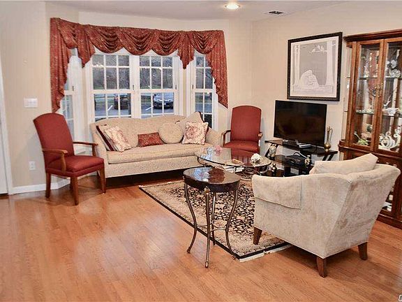 3rd image of 883 Verona Dr