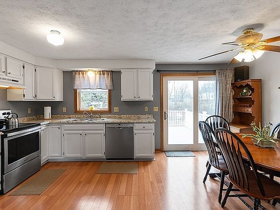 3rd image of 52 Sunrise Dr