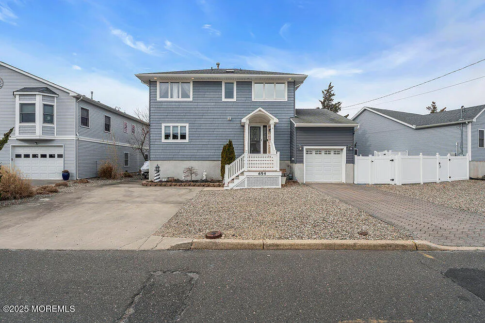 654 Bayview Drive photo 1