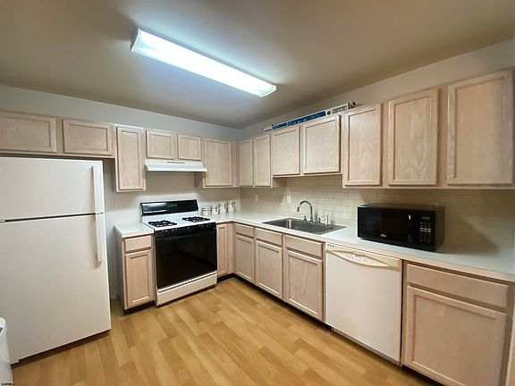 4th image of 15 E Woodland Ave #15