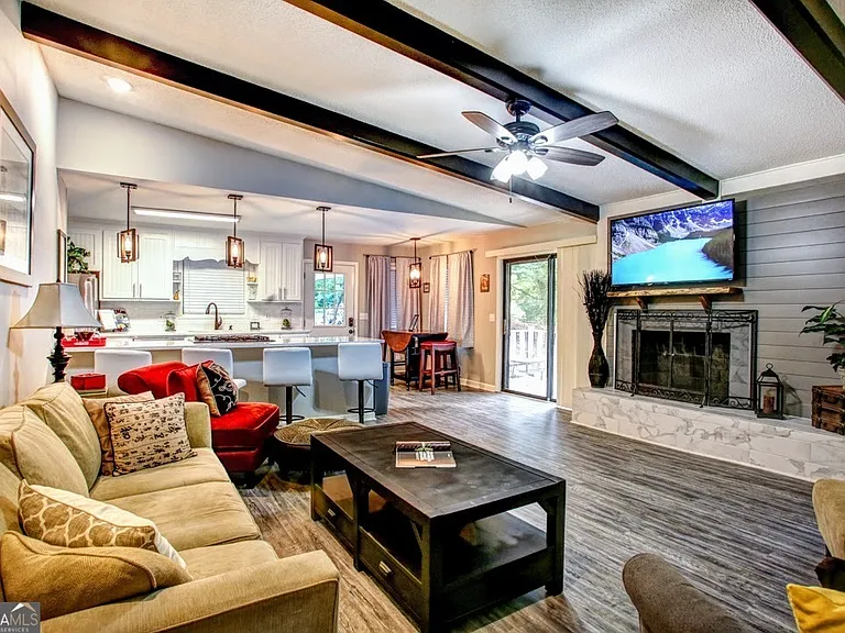 83 Kathryn Dr — Photo 1