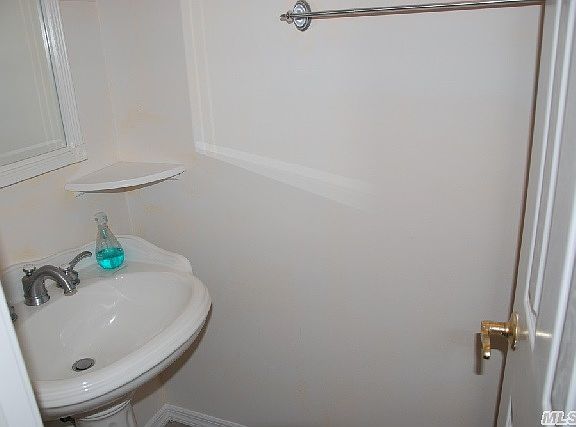 4th image of 208 Storm Dr