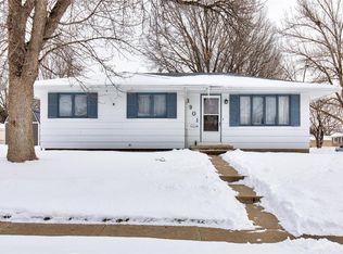 3901 Rolling Green Dr, Urbandale, IA 50322