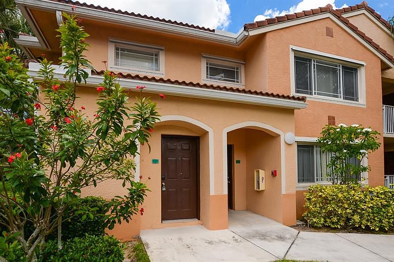 1st image of 161 SW Palm Dr APT 201