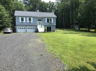 5 Christmas Tree Dr, Wallkill, NY 12589