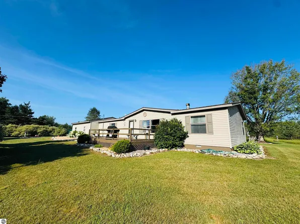 8405 N 9th Rd, Mesick, MI 49668