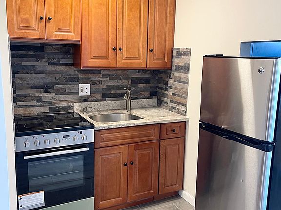 4th image of 105 Pell Pl #1