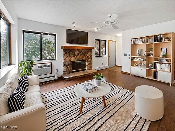 2nd image of 611 Meredith Ln