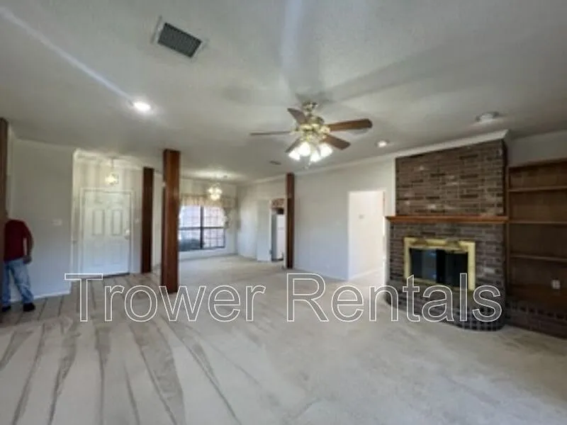 3 bed, 2.0 bath, 1857 sqft, $2,400 — Photo 4