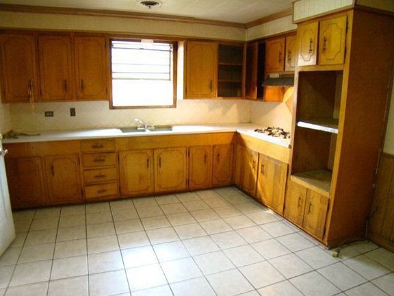 4th image of 224 Leslie St
