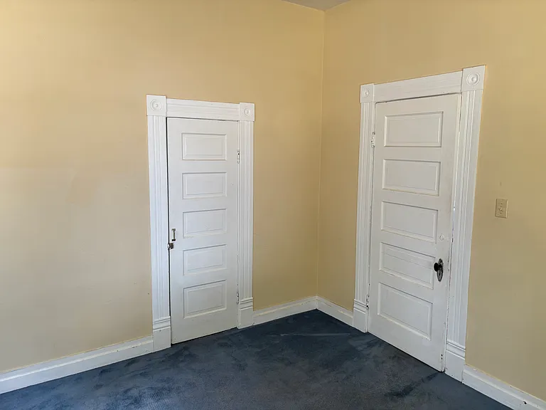 318 N Date St — Photo 3