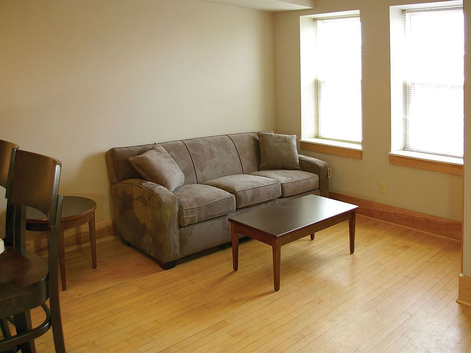 LaurelCommons_4Bed_208-3_Living