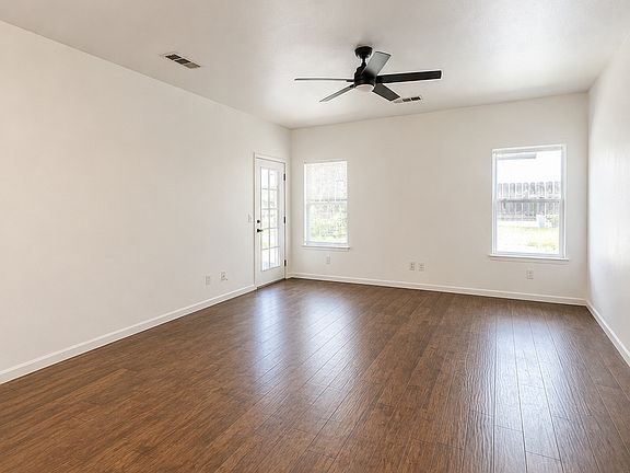 3rd image of 637 Glenn View Ct