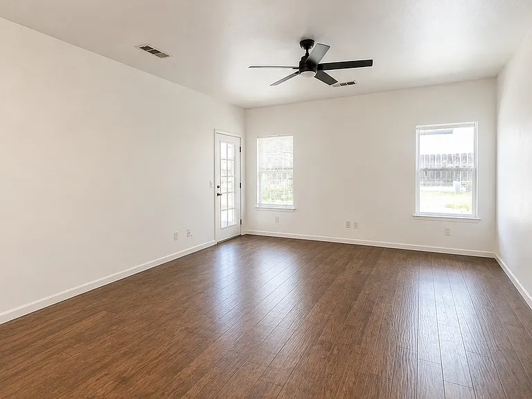 637 Glenn View Ct — Photo 3