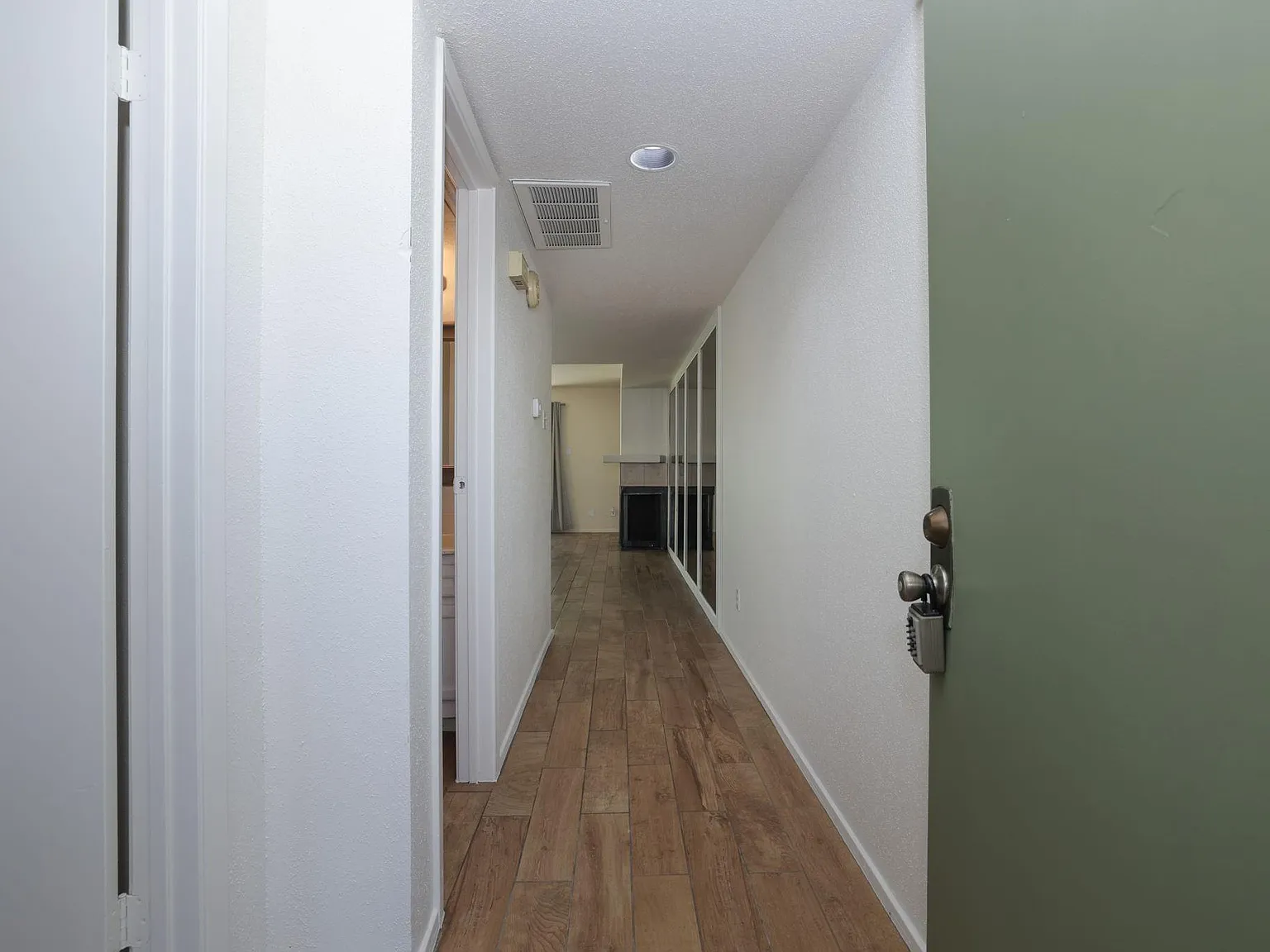 1 bed, 1.0 bath, 863 sqft, $1,050 — Photo 4