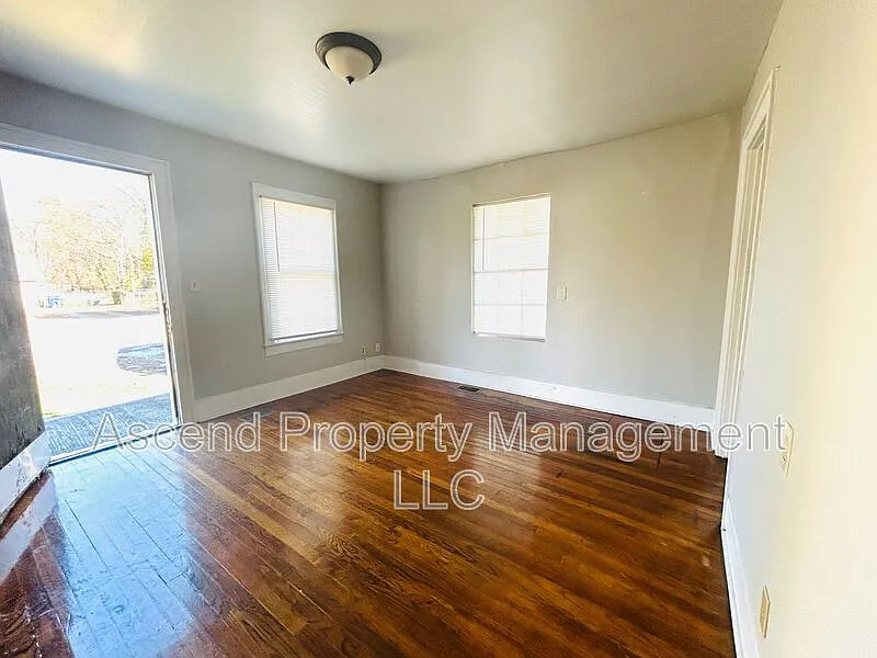 1 bed, 1.0 bath, $899 — Photo 3