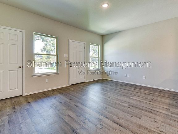 5th image of 407 E Avenue G