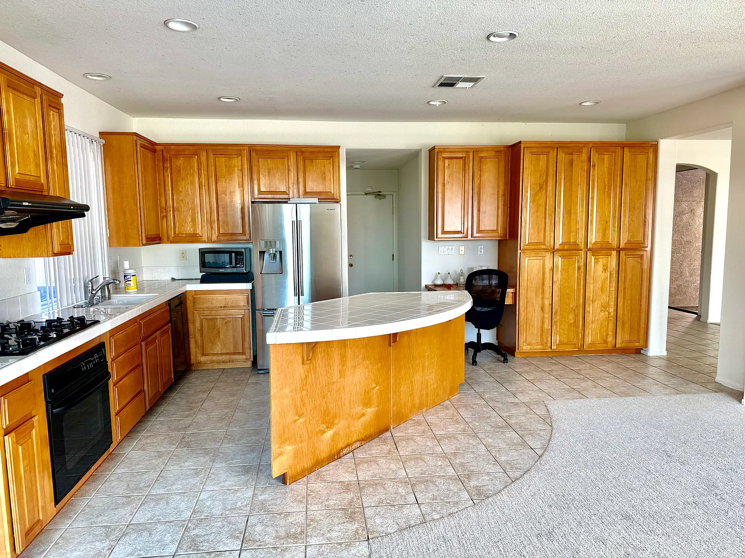 5 bed, 2.5 bath, 2538 sqft, $4,995 — Photo 2