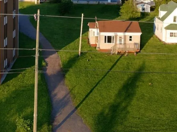 648 Queen St, Pt Hawkesbury, NS B9A 2W5