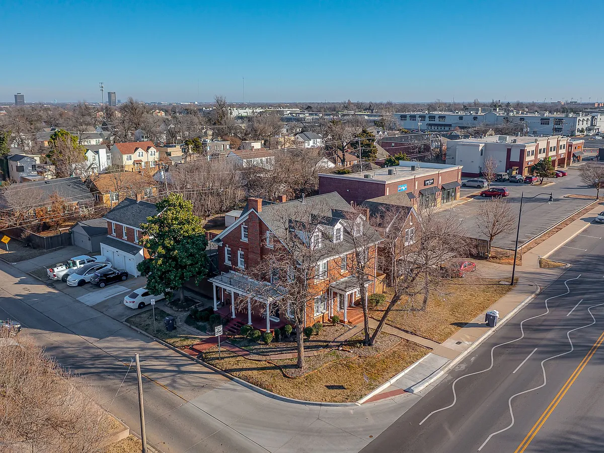 OUTSIDE CORNER - 2545 NW 23rd St #2545