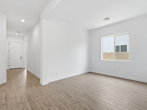 5th image of 2942 E Manzanilla Ave